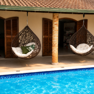 Balanços suspensos em área de piscina.