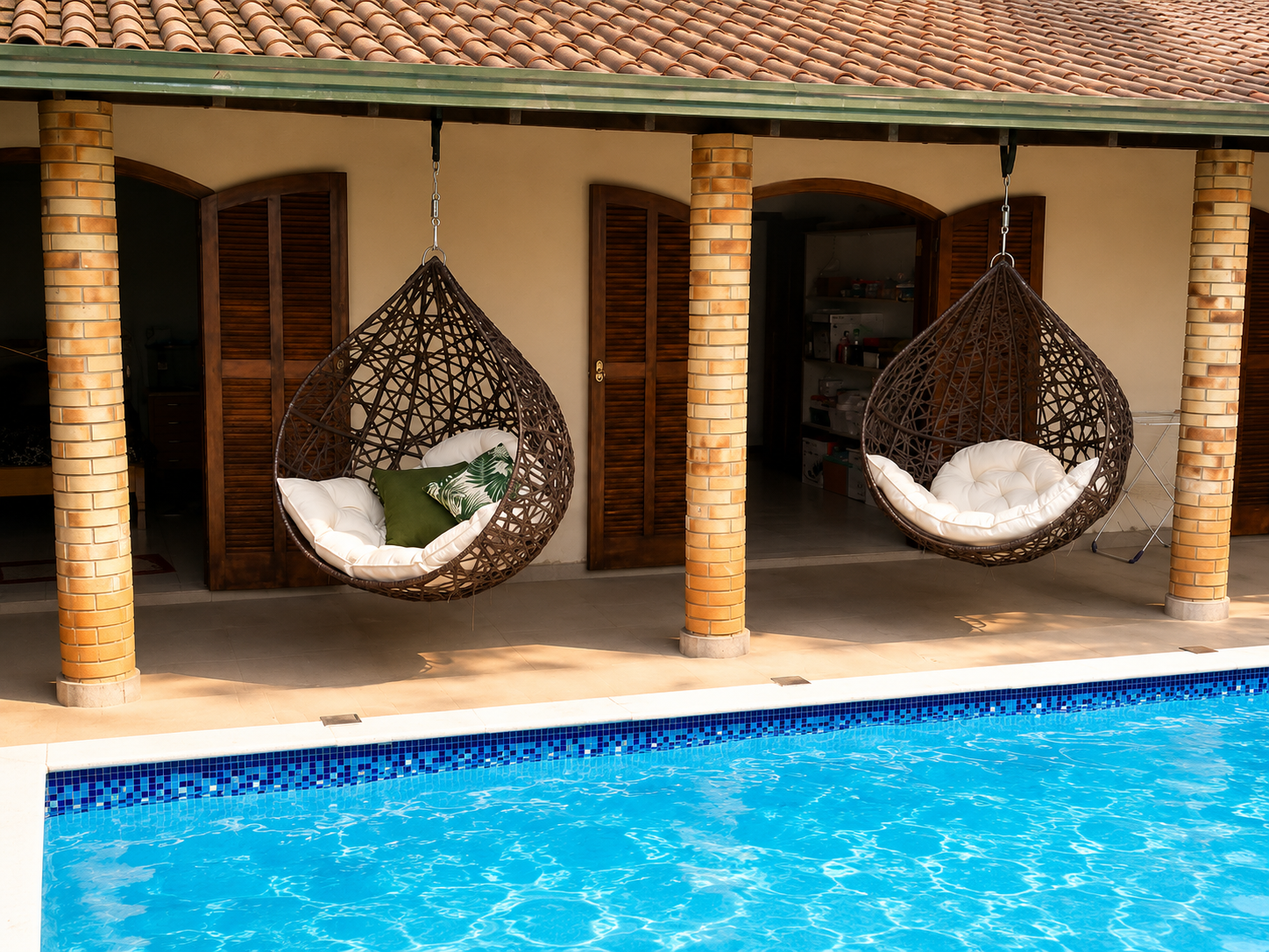 Balanços suspensos em área de piscina.