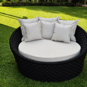 Chaise de tricô náutico modelo Concha cor preta, formato redondo, em jardim.