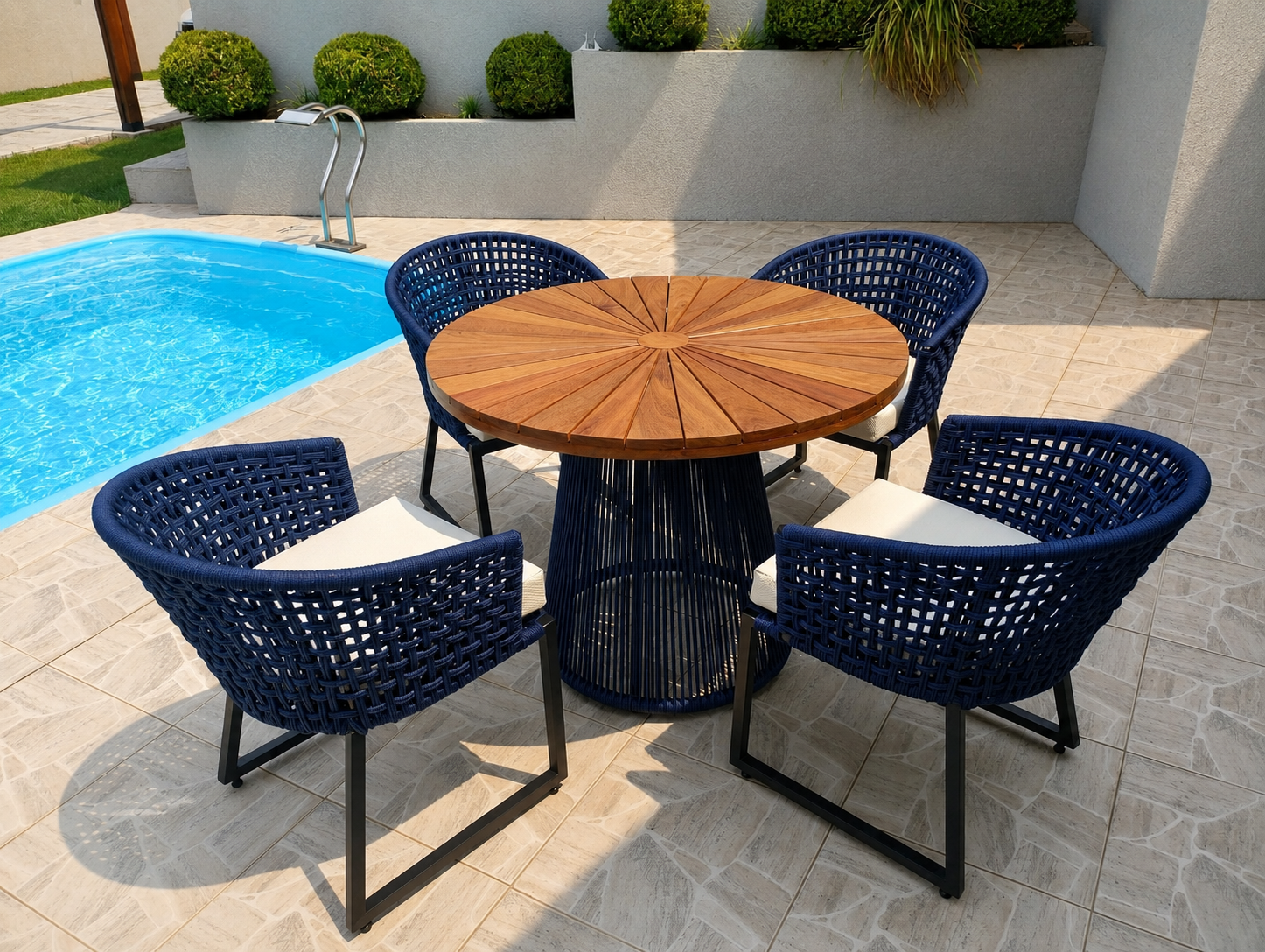 Conjunto de mesa com cadeiras de corda náutica.