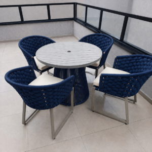 Conjunto de mesa de tricô náutico cor azul, trama vertical, mesa com tampo em alumínio ripado e 4 cadeiras.