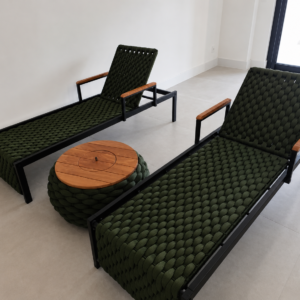 Espreguiçadeira de tricô náutico modelo Imperatriz cor preta, encosto reclinável, braços com detalhes em madeira Cumaru.